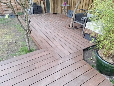 Terrasse bois installée au jardin, finition autour des arbres et bordures.