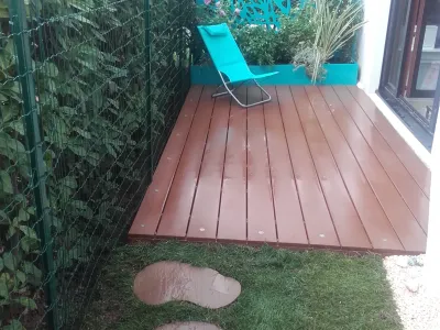 Terrasse en bois avec chaise longue et mur végétal décoratif