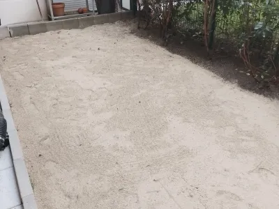 Préparation du sol avant pose de revêtement extérieur dans un jardin