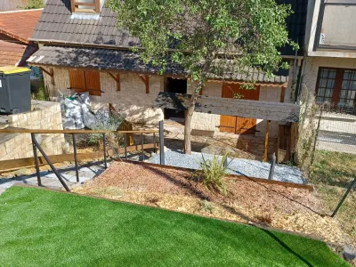 Vue d’ensemble du jardin avec paillage, pelouse artificielle et zones plantées