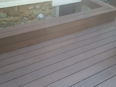Gros plan sur les lames de terrasse bois récemment posées.
