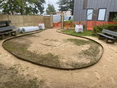 Chantier extérieur avec préparation du sol pour installation d’allée et mobilier