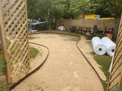 Espace vert aménagé avec pelouse et mobilier urbain dans un jardin collectif