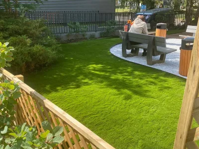 Chantier d’aménagement extérieur avec pose de revêtement et treillage bois