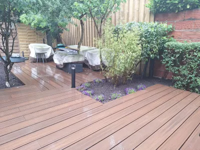 Terrasse en bois avec découpes autour des plantations et massifs intégrés