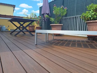 Terrasse en bois avec mobilier extérieur et espace repas en plein air