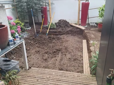 Préparation du sol et nivellement avant création d’un espace extérieur