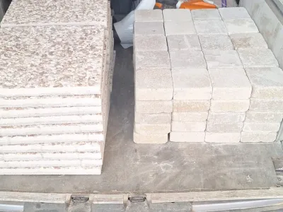 Palette de dalles en pierre empilées, prêt pour installation