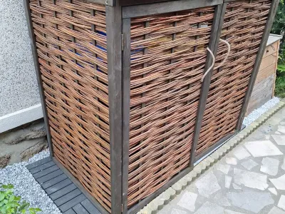 Rangement ou coffret en osier avec structure métallique, sur sol en dalles