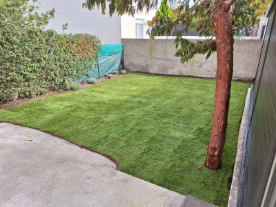 Pose de gazon en rouleaux sur un jardin déjà préparé et nivelé