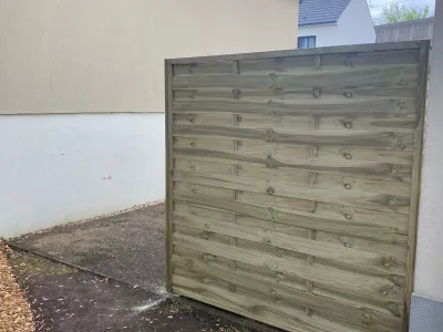 Palissade bois simple le long du mur, coin extérieur.