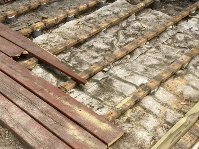 Détail du support bois et structure pour terrasse en construction.