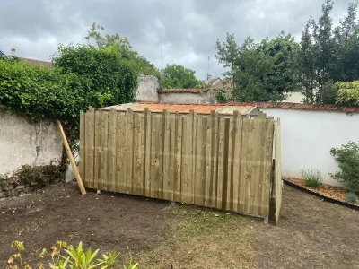 Installation d’une clôture en bois en limite de terrain pour délimiter un espace extérieur