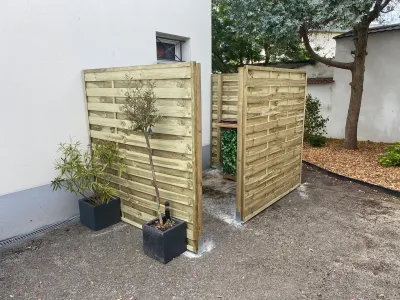 Panneaux brise-vue en bois autoportants avec bacs végétalisés en extérieur