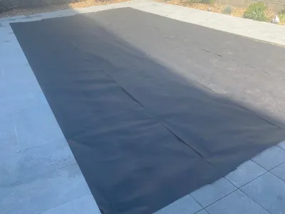 Surface protégée par bâche géotextile avant pose de revêtement extérieur