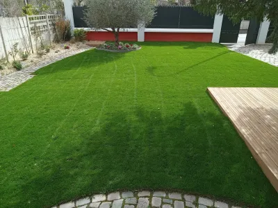 Jardin avec pelouse et terrasse en bois, vue d’ensemble