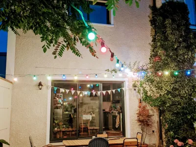 Terrasse de jardin décorée avec guirlandes lumineuses colorées