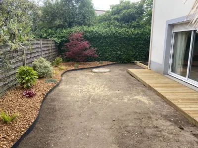 Jardin avant la pose de gazon, sol préparé et bordure de plantation