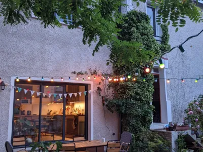 Terrasse de jardin avec guirlandes lumineuses suspendues le soir