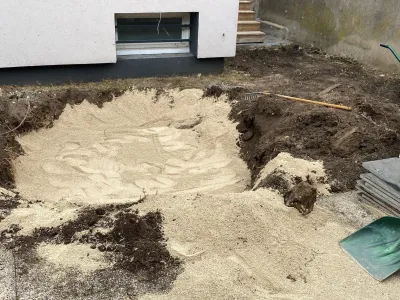 Terrain creusé et nivelé pour installation de bassin de jardin