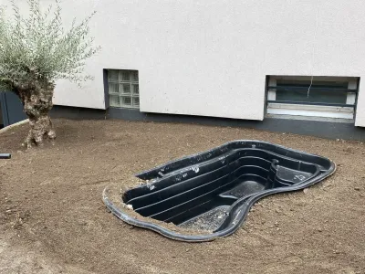 Bassin de jardin installé, terrain nivelé et prêt pour aménagement paysager