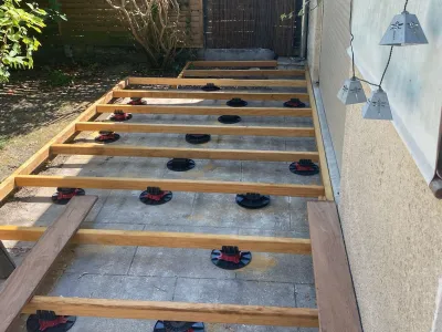 Pose de lambourdes sur plots réglables pour future terrasse bois