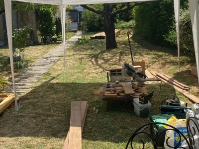 Chantier d’aménagement extérieur avec découpe et pose de lames de terrasse
