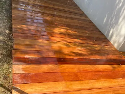 Terrasse en bois rénovée avec lames huilées et finition soignée