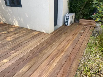Terrasse en bois autour d’une maison avec intégration d’un équipement extérieur