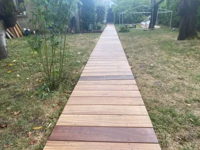 Cheminement en bois aménagé dans un jardin pour accès piéton