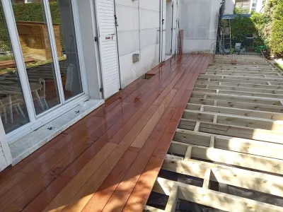 Installation d’une terrasse en bois moderne avec structure prête