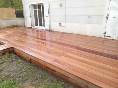 Terrasse en bois nouvellement posée dans un jardin arrière