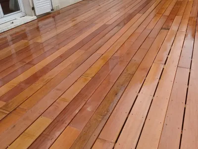 Terrasse en bois vue rapprochée montrant le parquet extérieur et les finitions du chantier