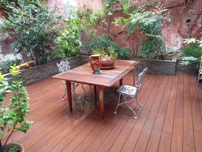 Terrasse boisée avec passage en bois et petit jardin extérieur avec plantes et fleurs