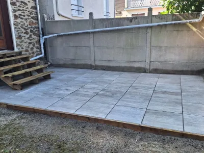 Terrasse en dalles avec finition propre et muret extérieur en béton