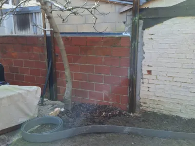 Petit coin extérieur avec mur blanc et brique, jardin avant l’aménagement