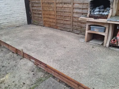 Terrasse en préparation avec structure en bois, sol nu prêt pour pose.