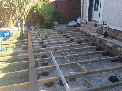 Construction de terrasse bois avec structure support, préparation du sol.
